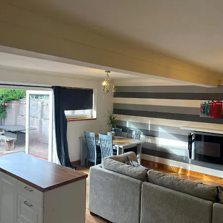 Elegant 2 Bedroom Chalet Edinburgh Exterior photo